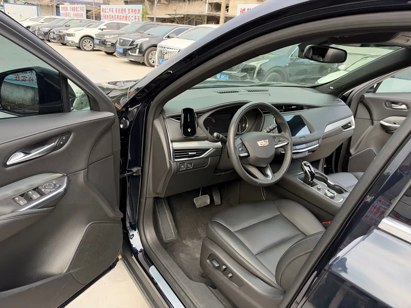 Photo 7 - Cadillac XT4