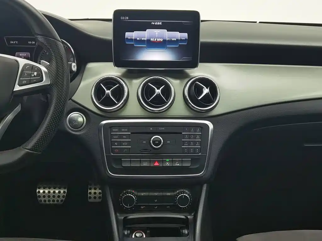 صورة 12 - Mercedes-Benz CLA (Import)