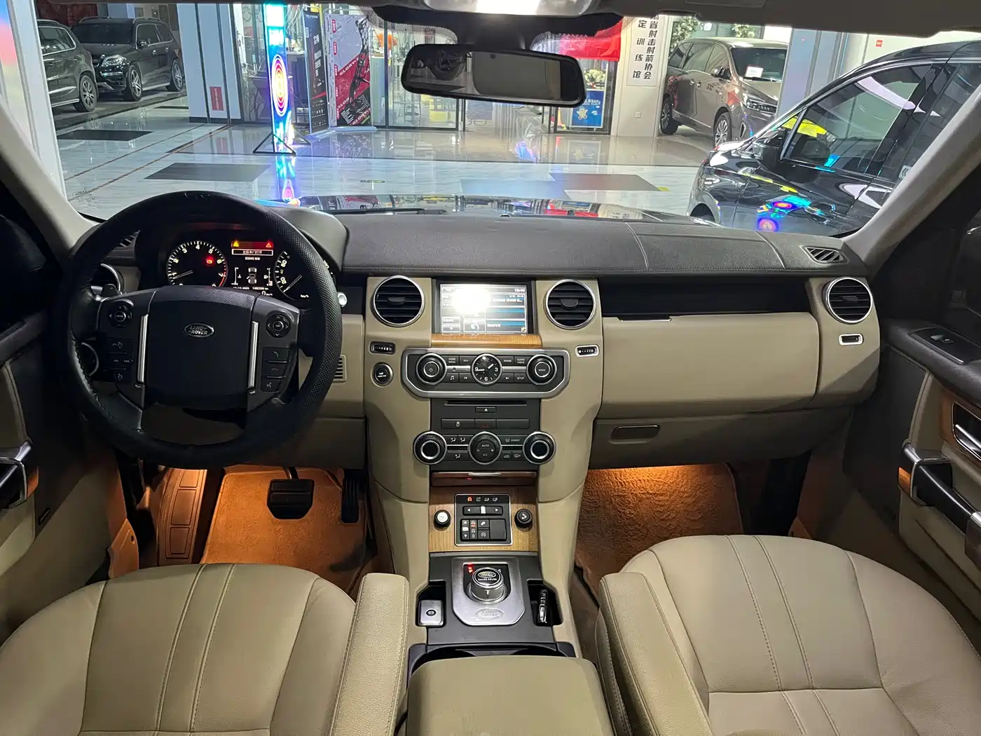 Land Rover Discovery 2015 3.0 SC V6 SE фото 16