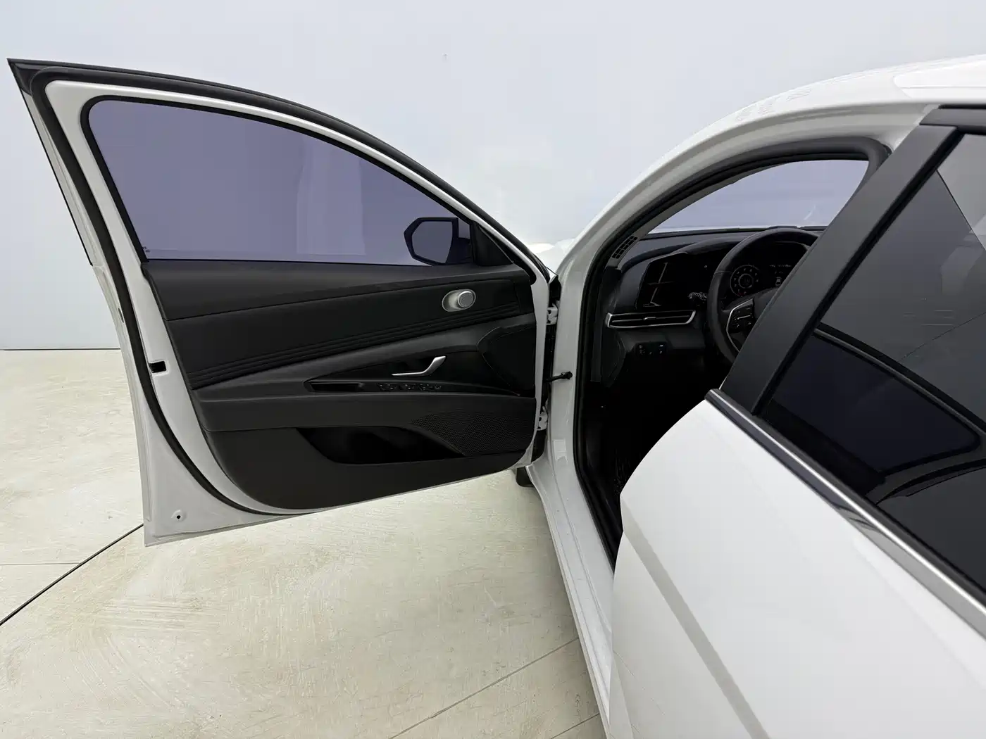 Hyundai Elantra 2021 1.5L CVT LUX Premium Edition фото 8
