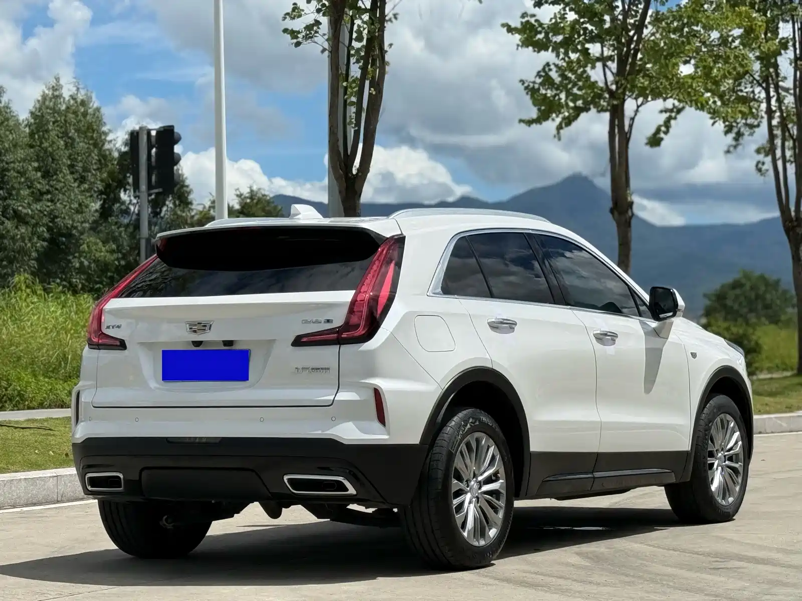 Photo 5 - Cadillac XT4