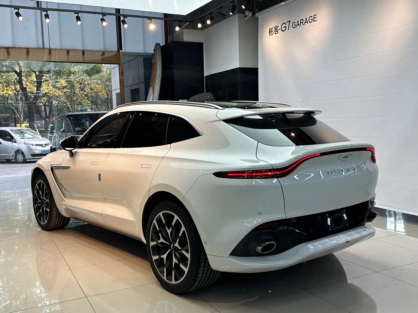 ASTON MARTIN DBX