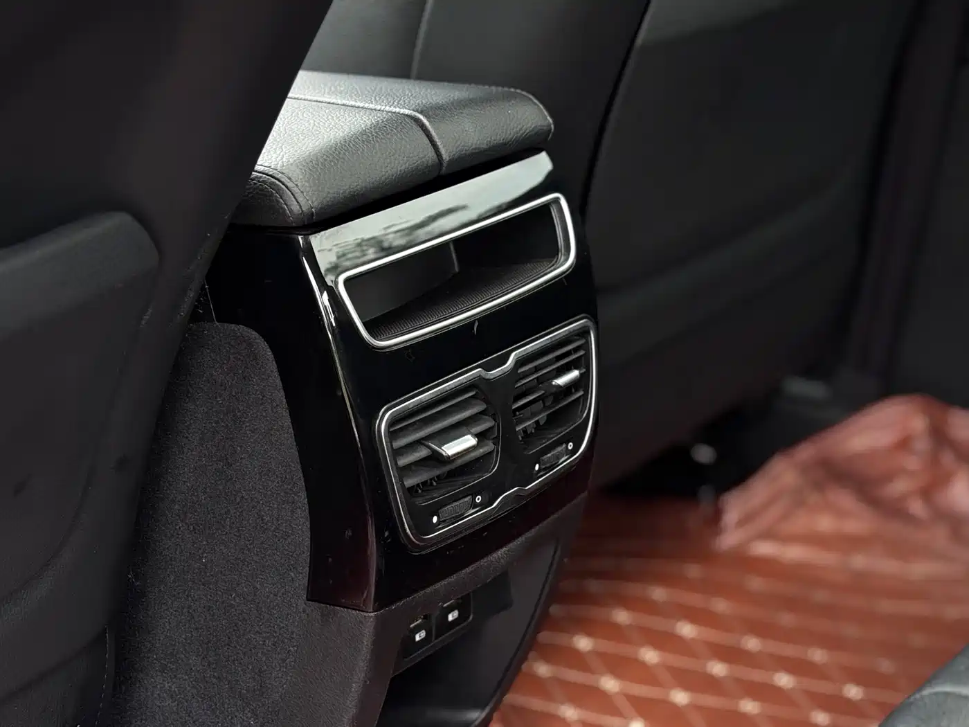 Фото 22 - Geely Borui