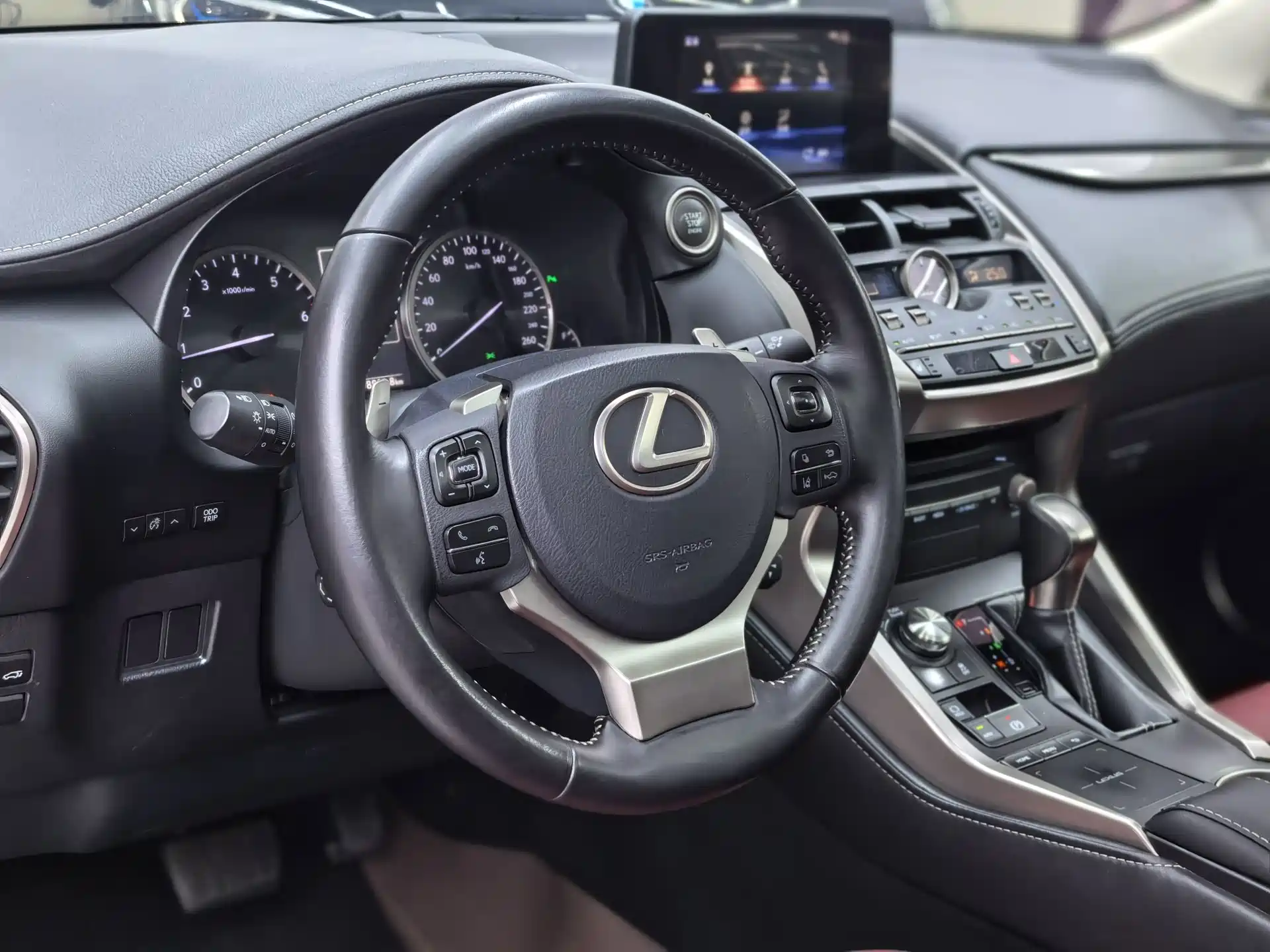 Фото 15 - Lexus NX