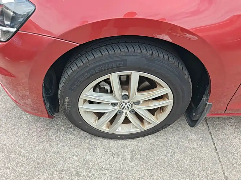 Фото 23 - Volkswagen Golf