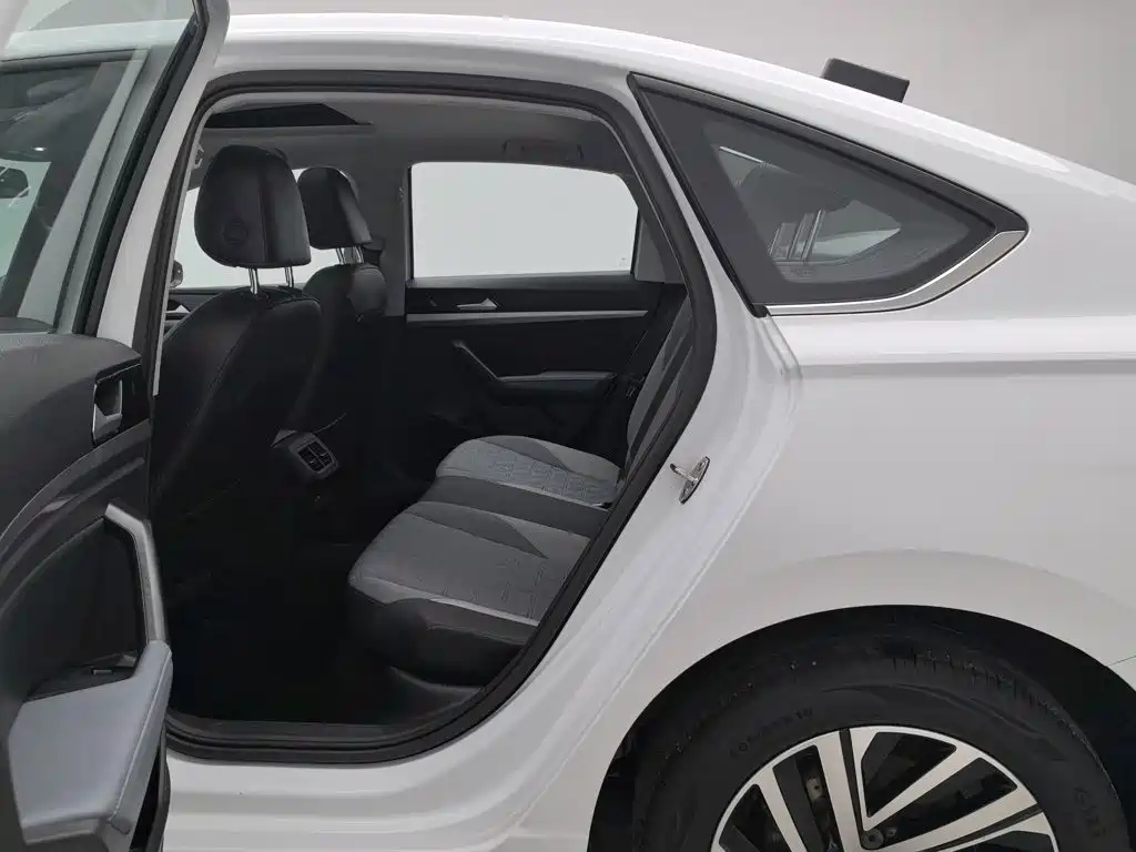 صورة 15 - Volkswagen Lavida