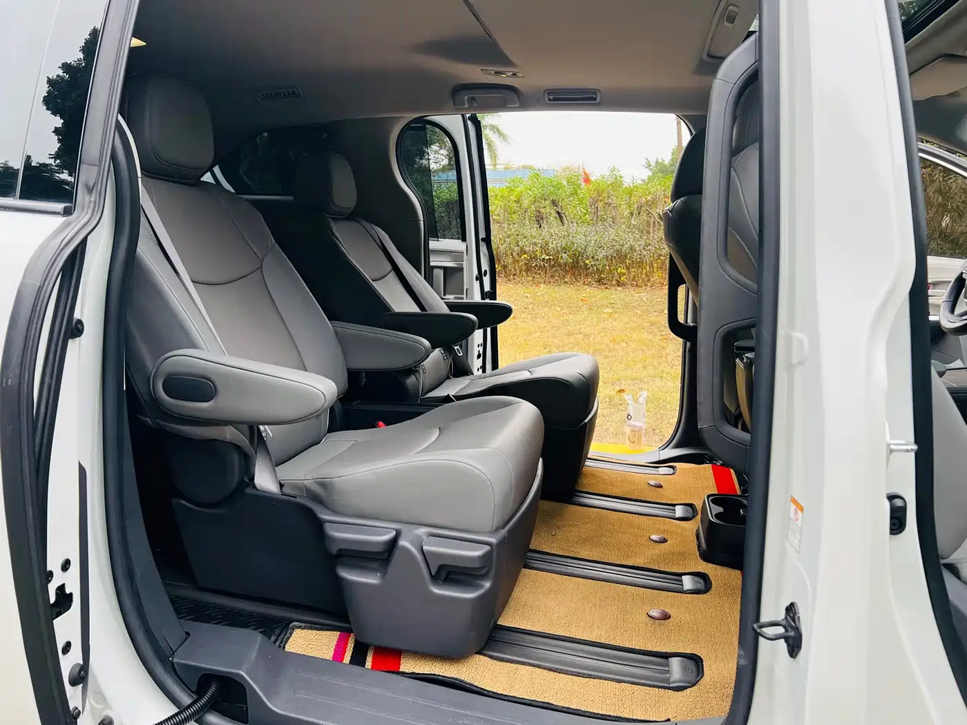 Toyota Sienna 2021 2.5L Hybrid Luxury Edition фото 11
