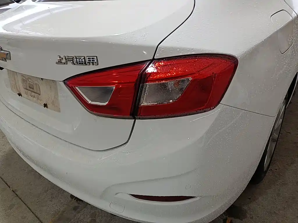 Photo 8 - Chevrolet Cruze