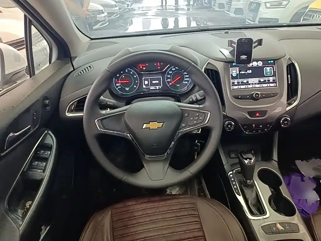 Photo 11 - Chevrolet Cruze