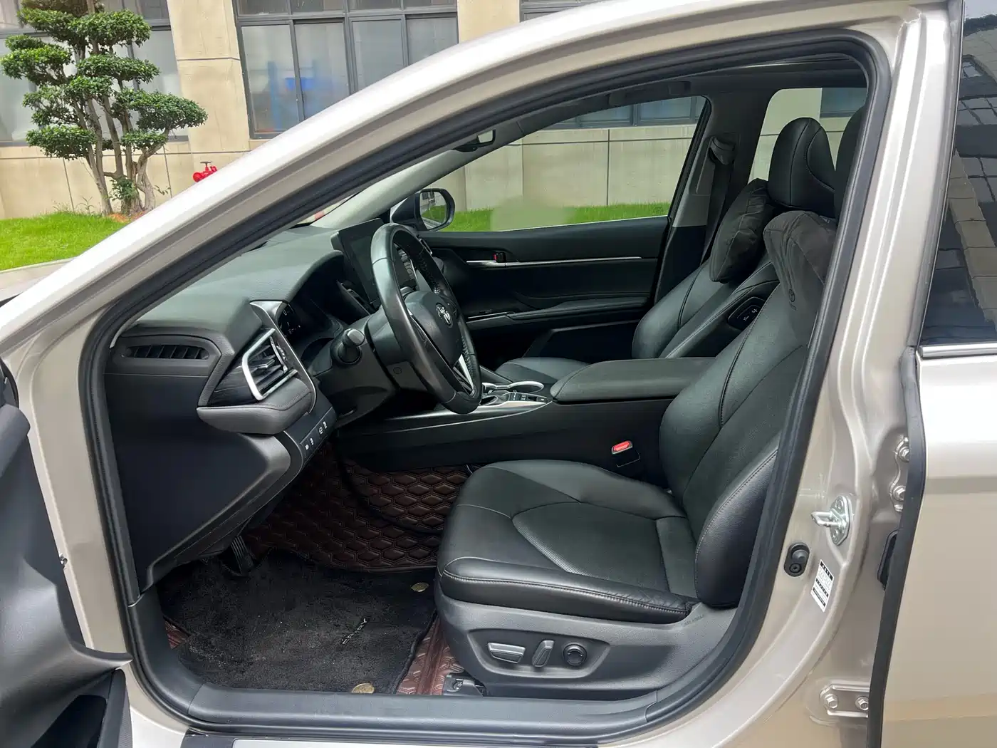 Toyota Camry 2023 Hybrid 2.5HG Luxury Edition фото 8
