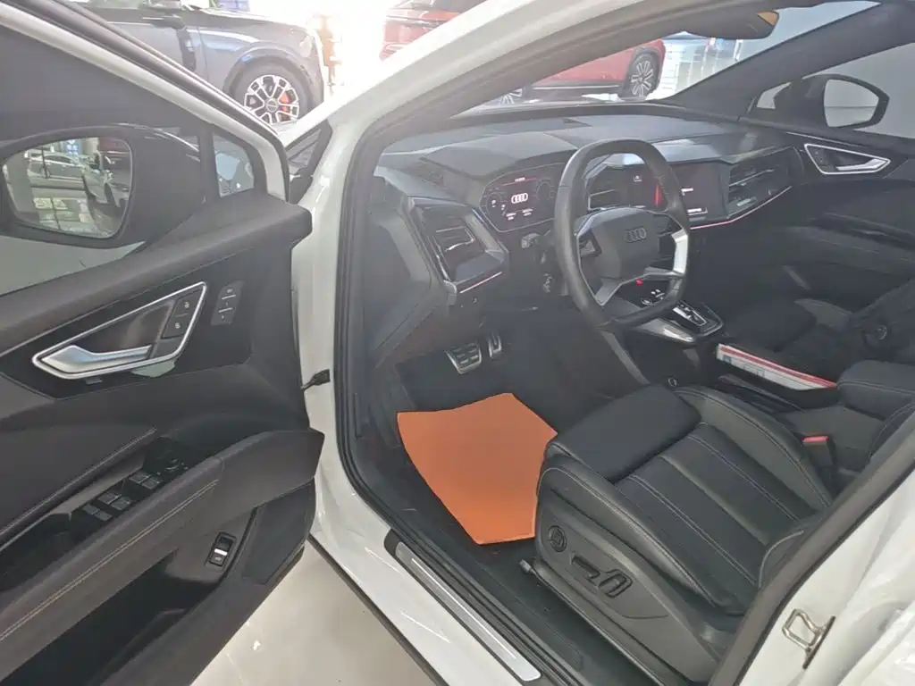 Photo 16 - Audi Q4 e-tron