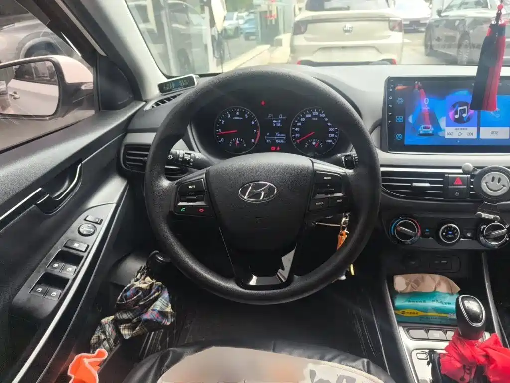 Фото 3 - Hyundai Elantra