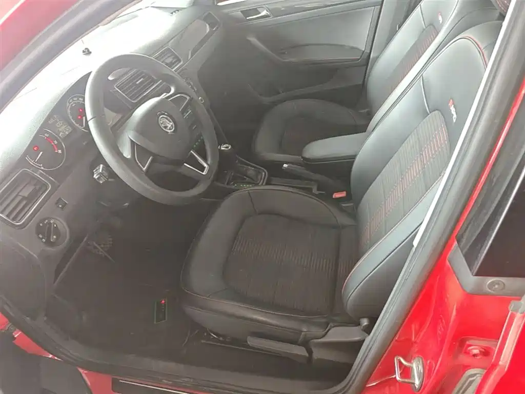 Škoda Skoda Rapid Spaceback 2016 1.6L Automatic Smart Edition фото 15