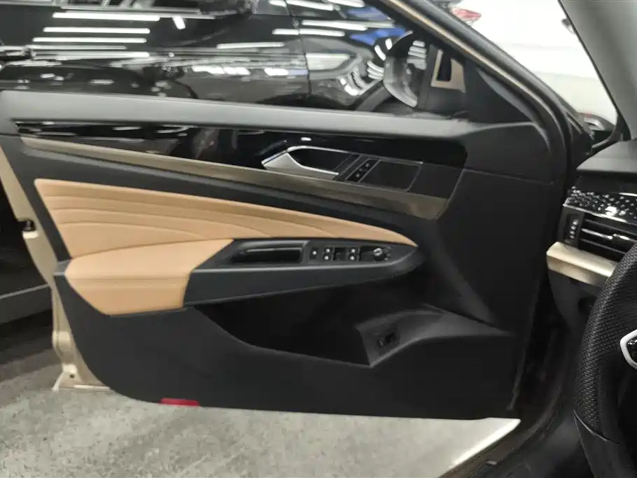 Volkswagen Passat 2022 380TSI Luxury Edition фото 7