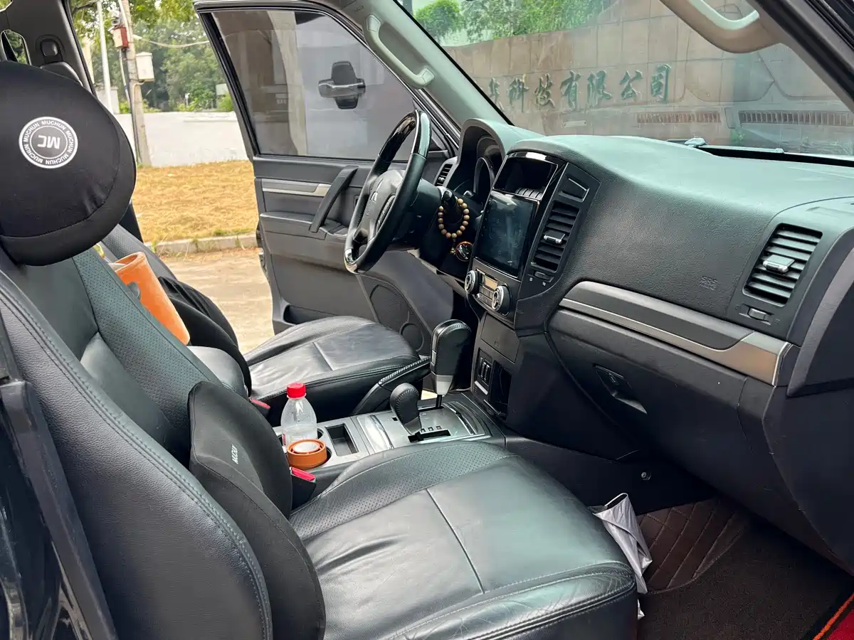 Mitsubishi Pajero (Import) 2009 3.8L 5-Door Premium фото 10