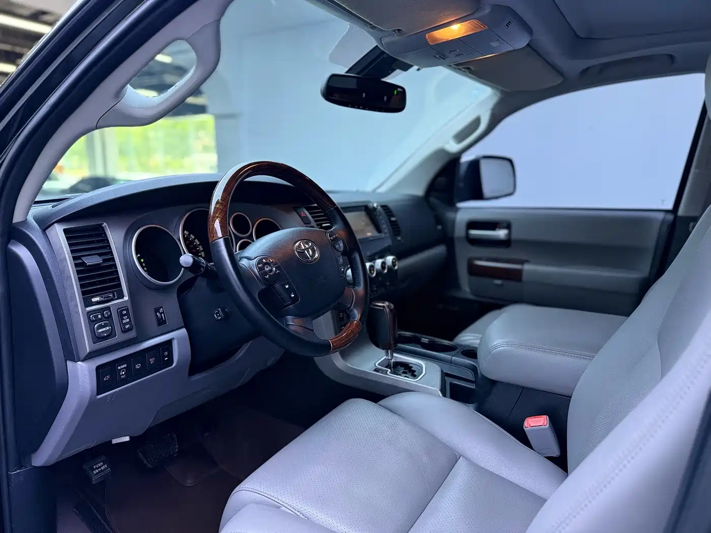 Toyota Sequoia 2010 5.7 Platinum Edition фото 4