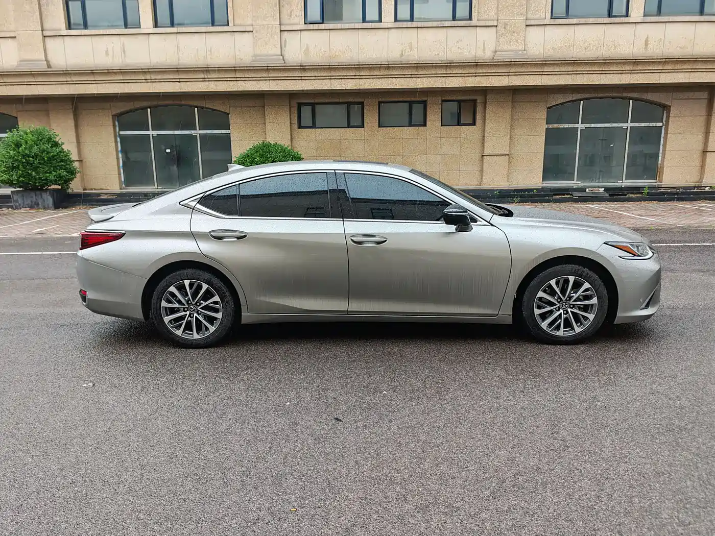 Lexus ES 2022 300h Excellence Edition фото 4