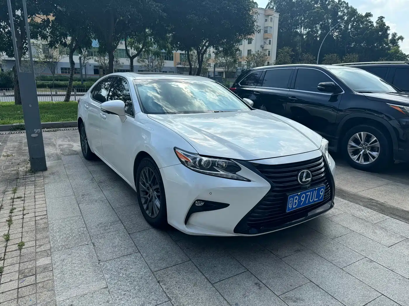 Фото 1 - Lexus ES