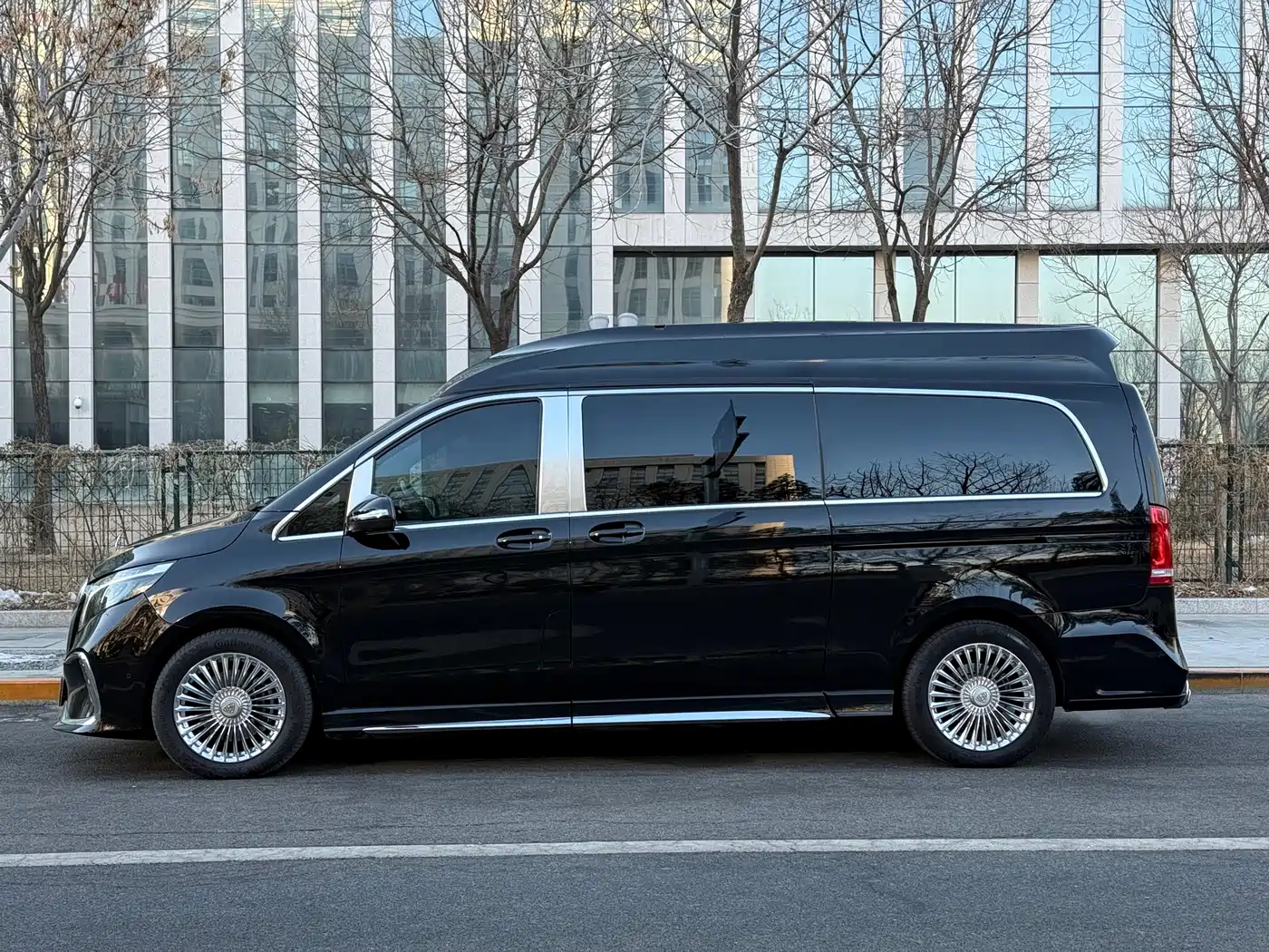 Mercedes-Benz V-Class 2022 V 260 L Long Wheelbase Luxury Edition фото 5