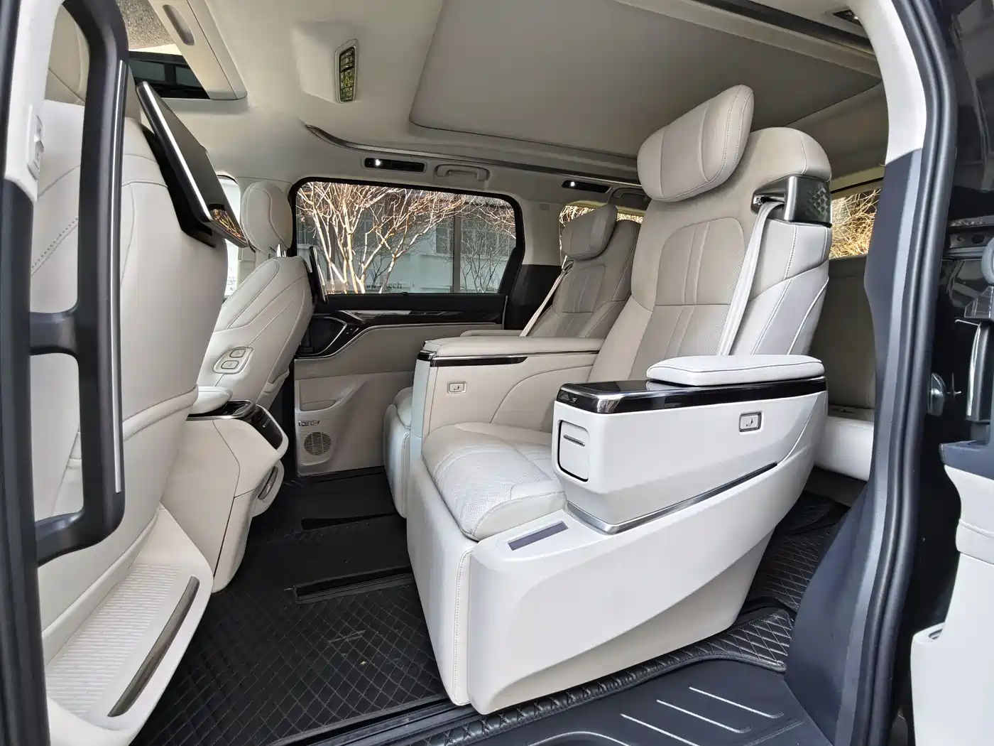 SAIC Maxus Dajia 9 2024 Super Hybrid Extended Range Alpine Edition 7-Seater фото 10