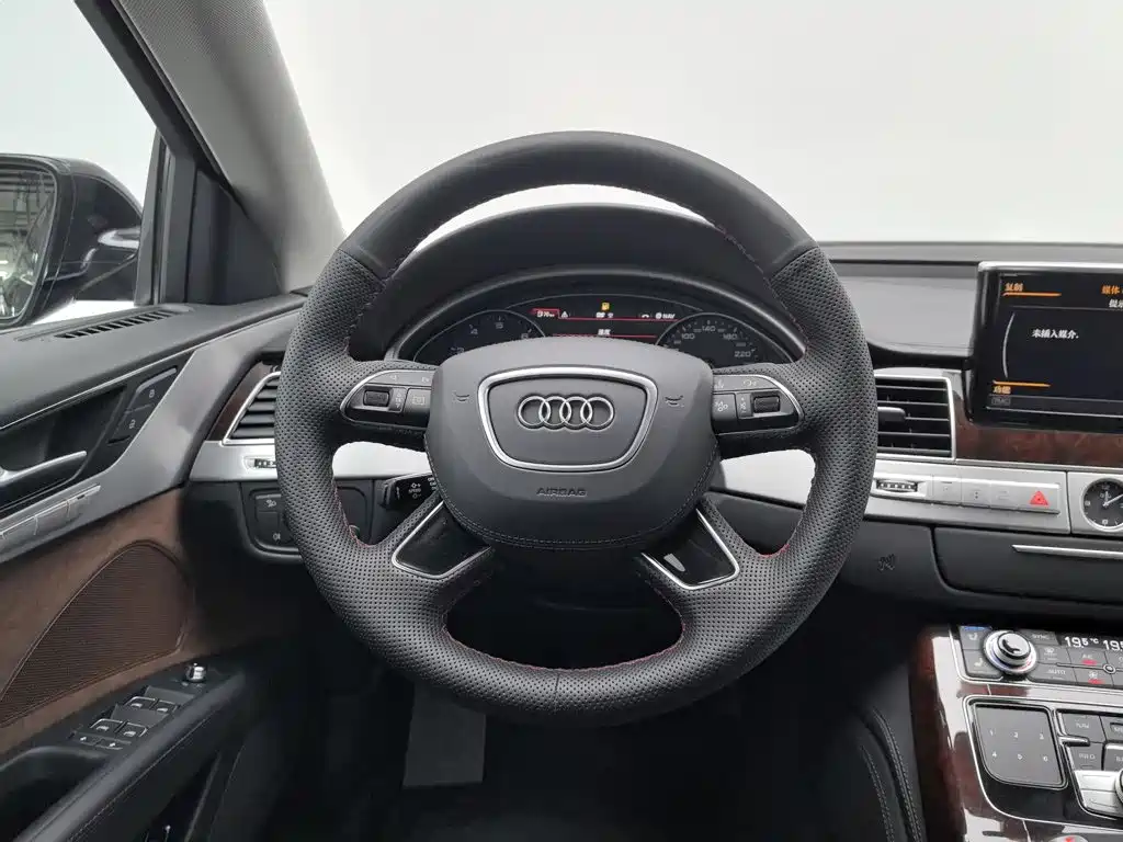 Фото 11 - Audi A8