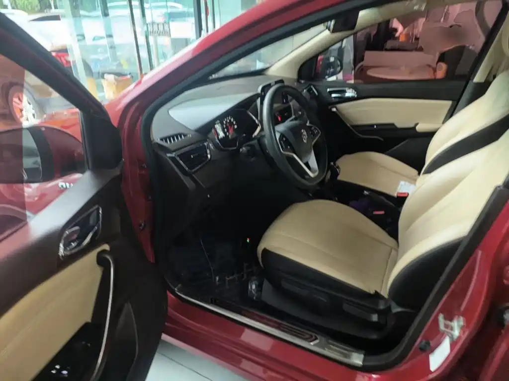Baojun 310W 2018 2017 1.5L Manual Fashion Edition (China V)