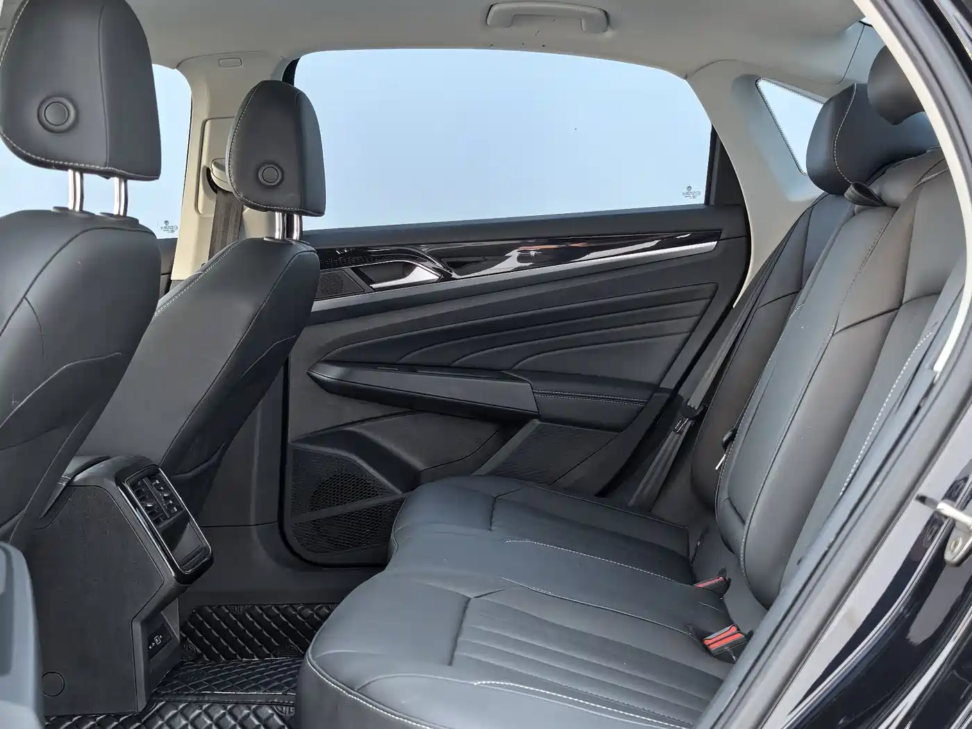 Volkswagen Passat 2023 280TSI Business Edition фото 8