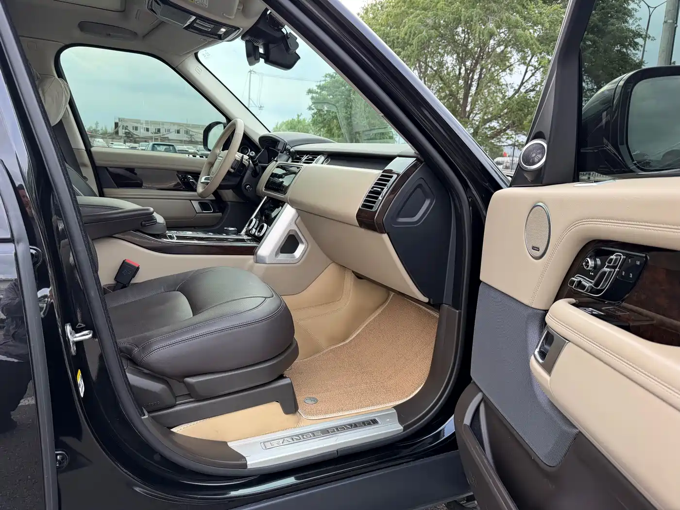 Land Rover Range Rover 2022 3.0 L6 400PS Heritage Extended Classic Edition фото 33
