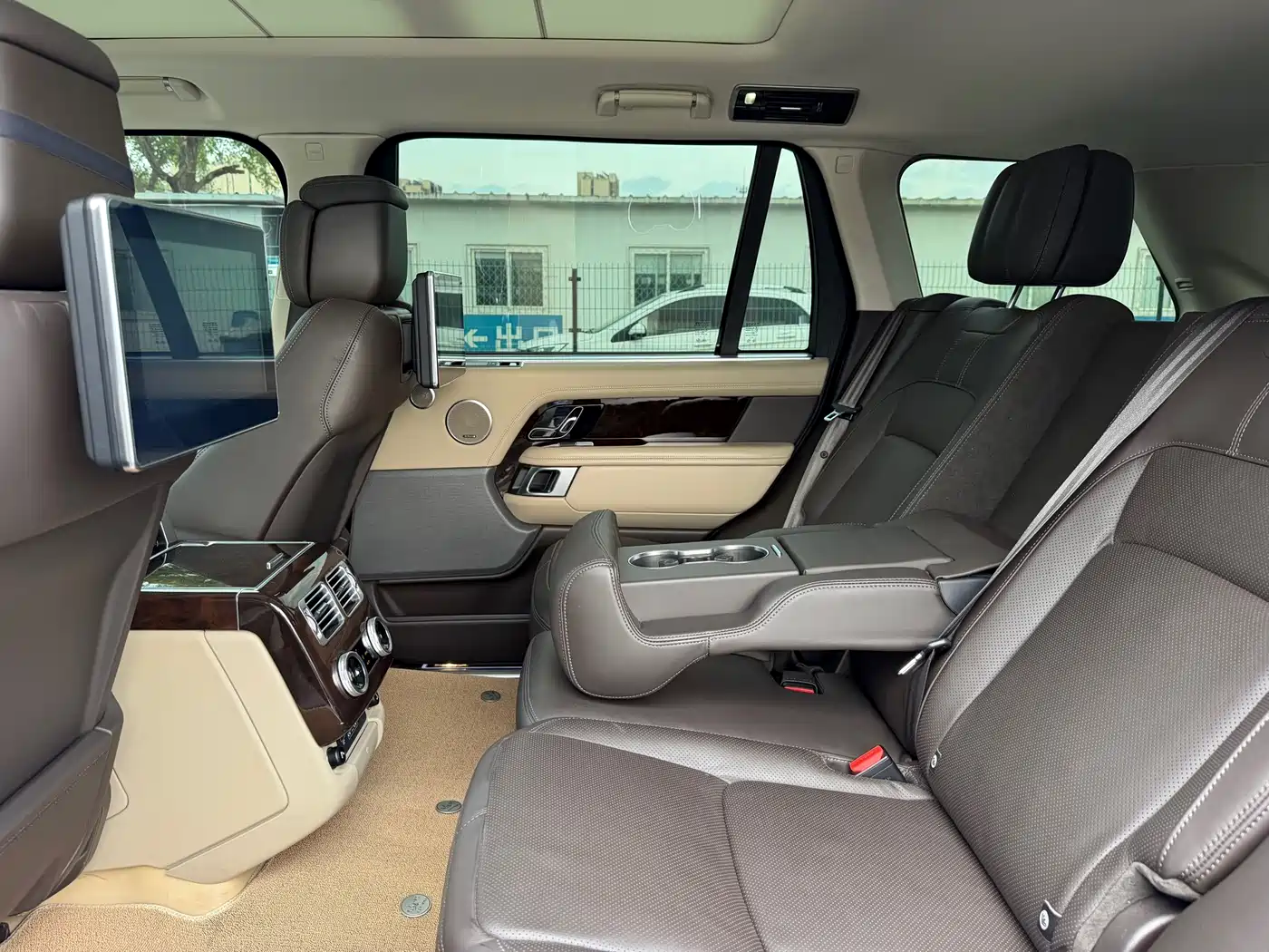 Land Rover Range Rover 2022 3.0 L6 400PS Heritage Extended Classic Edition фото 26