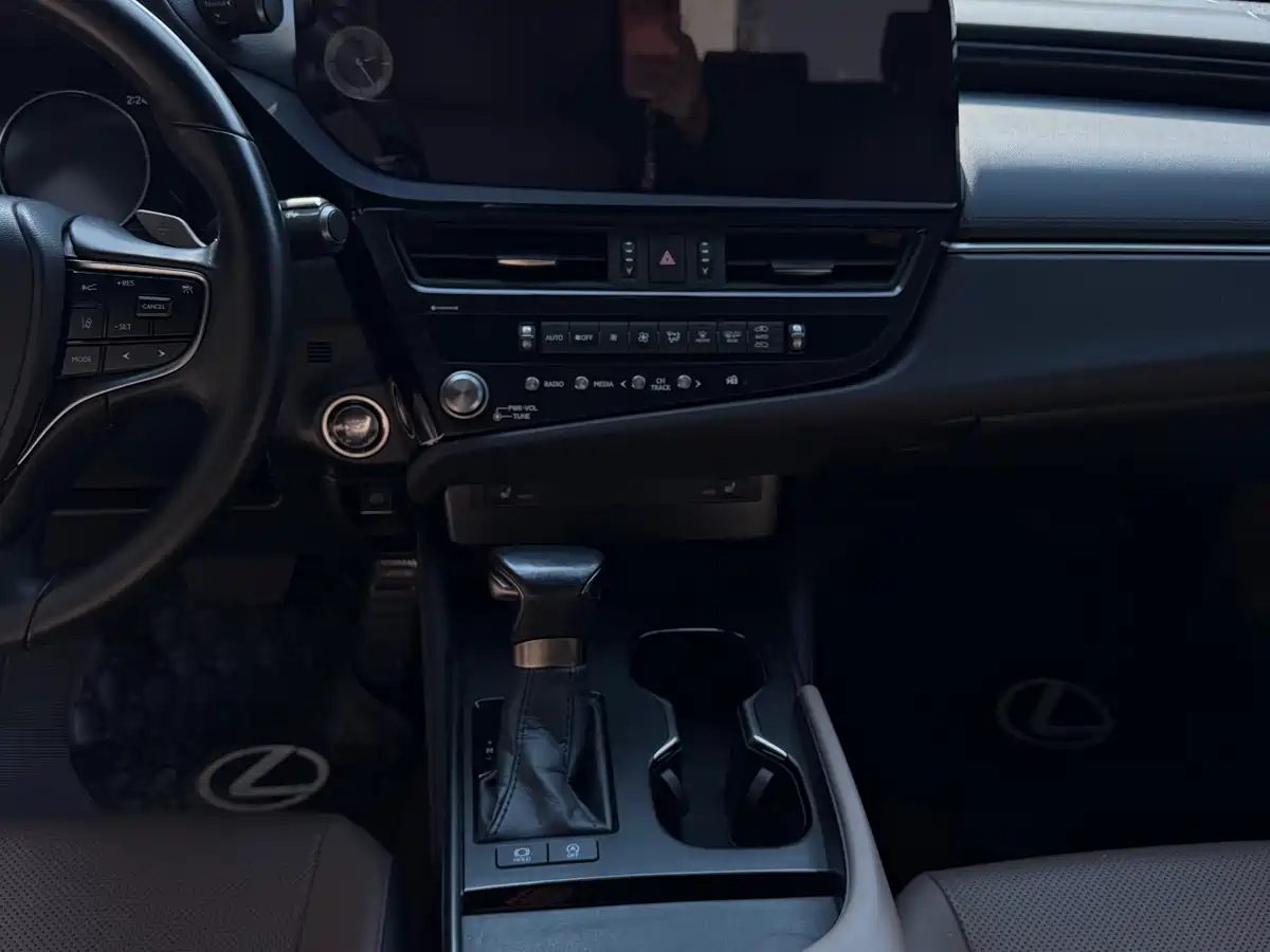 Lexus ES 2023 200 Excellence Edition фото 7