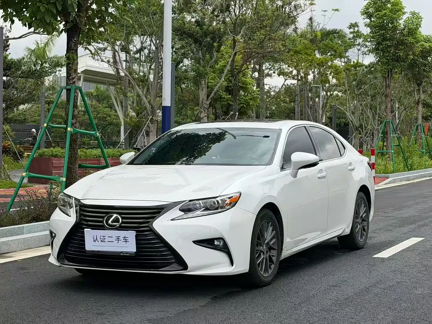 Фото 1 - Lexus ES