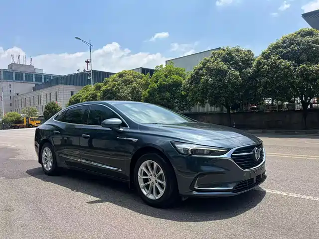 Buick LaCrosse 652T, Люкс