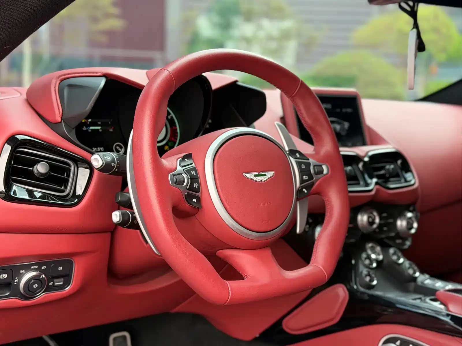Фото 8 - Aston Martin Vantage