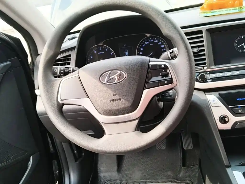 Photo 11 - Hyundai Elantra