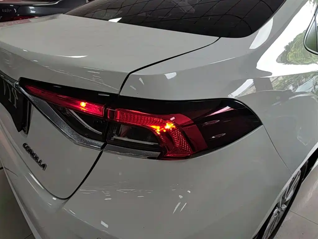 Toyota Corolla 2021 TNGA 1.5L CVT Elite Edition фото 8