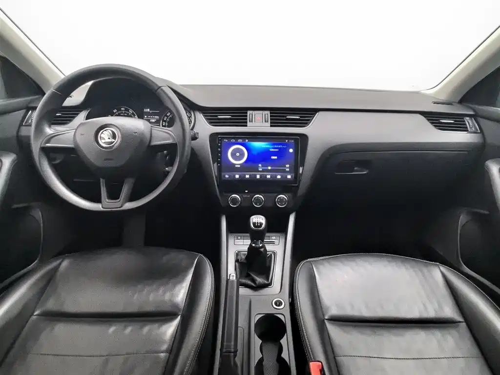Škoda Octavia 2018 1.6L Manual Standard Edition фото 5