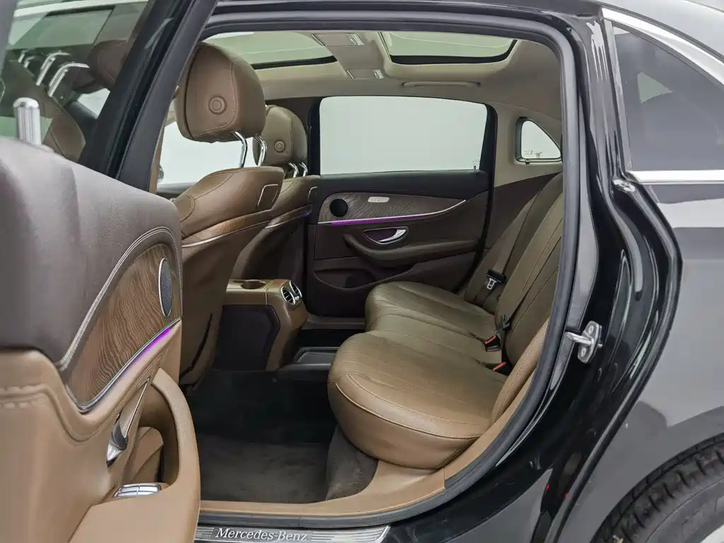 Photo 15 - Mercedes-Benz E-Class