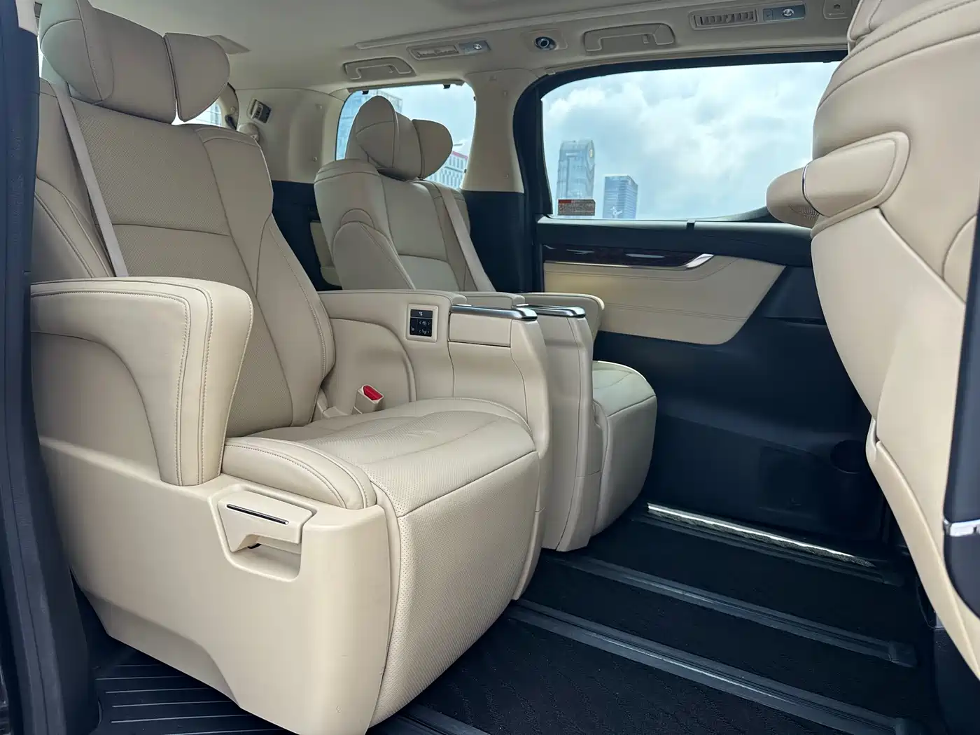 Toyota Alphard 2018 Facelift 3.5L Luxury Edition фото 12