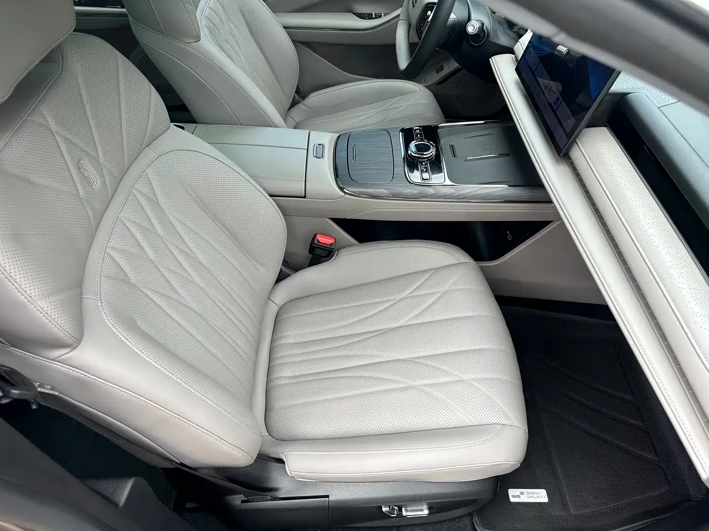 Geely Galaxy Galaxy Xingyao 8 2025 130km EM-i Premium Edition фото 34