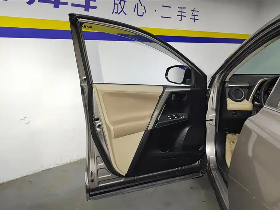 Toyota RAV4 Rongfang 2015 2.0L CVT 2WD Trend Edition фото 7