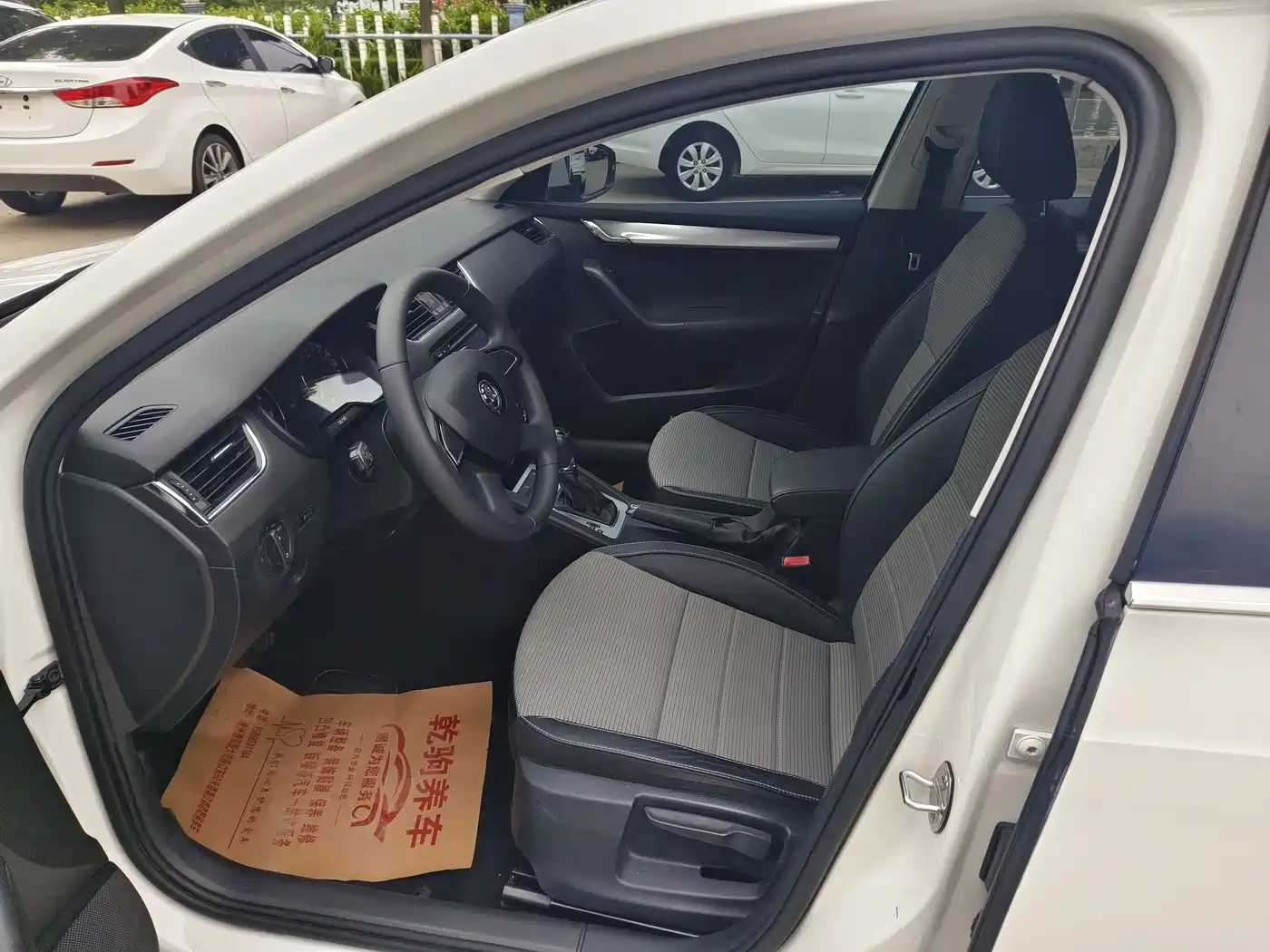 Škoda Octavia 2016 1.6L Automatic Pioneer Edition фото 10