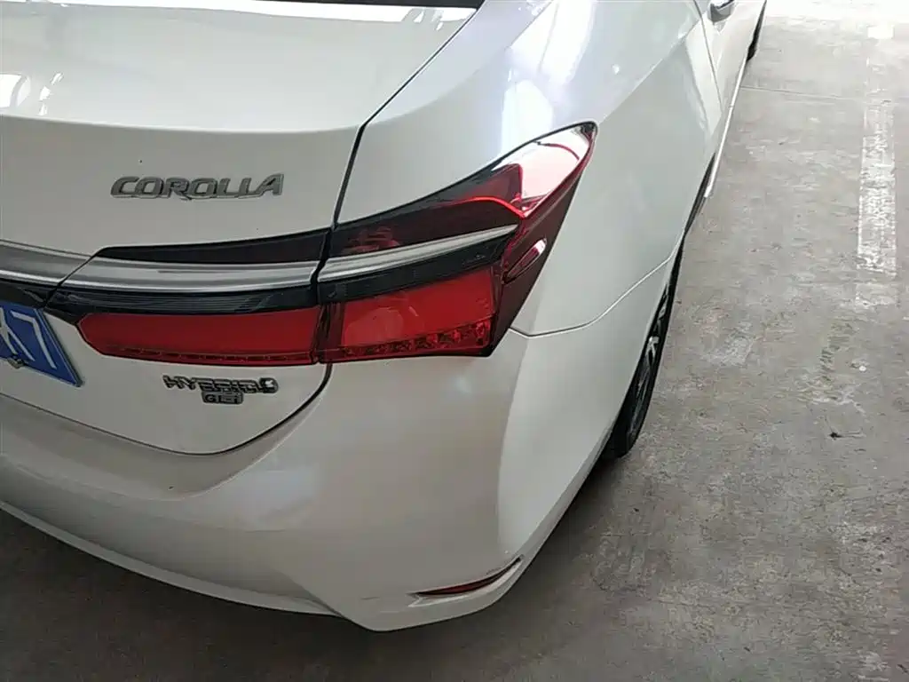 Toyota Corolla 2017 Facelift Hybrid 1.8L E-CVT Elite Edition фото 24