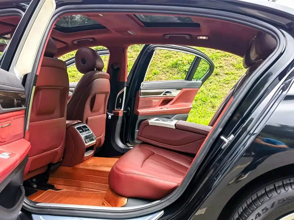 BMW 7 Series 2017 730Li Leading Edition фото 10