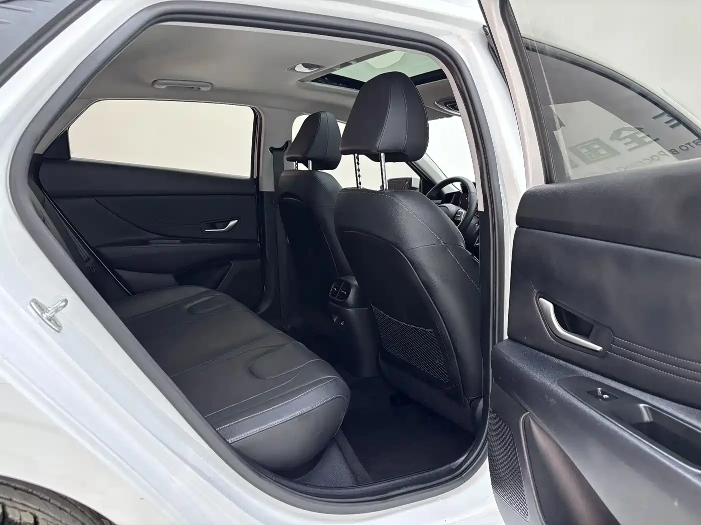 Hyundai Elantra 2022 1.5L CVT LUX Premium Edition фото 25