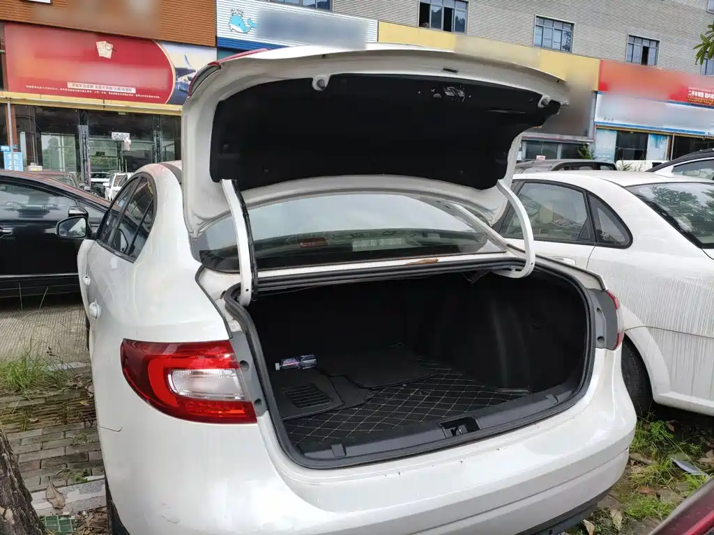 Renault Fluence 2015 2015 2.0L Standard Edition