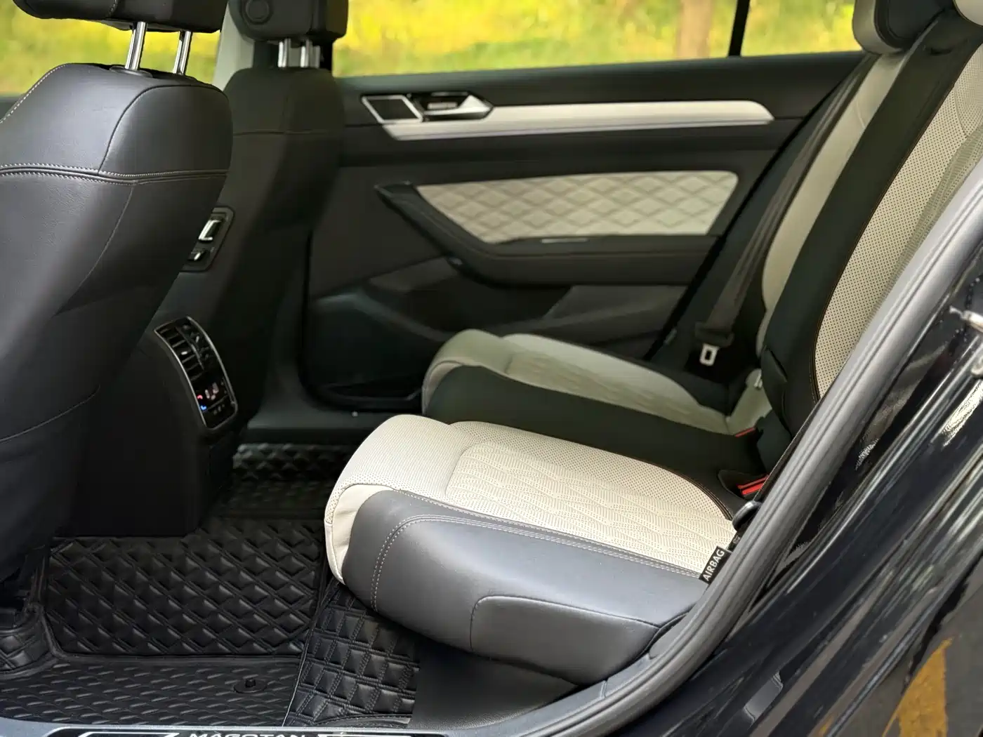 Volkswagen Magotan 2023 Model 2 Million Commemorative Edition 330TSI DSG Luxury фото 6