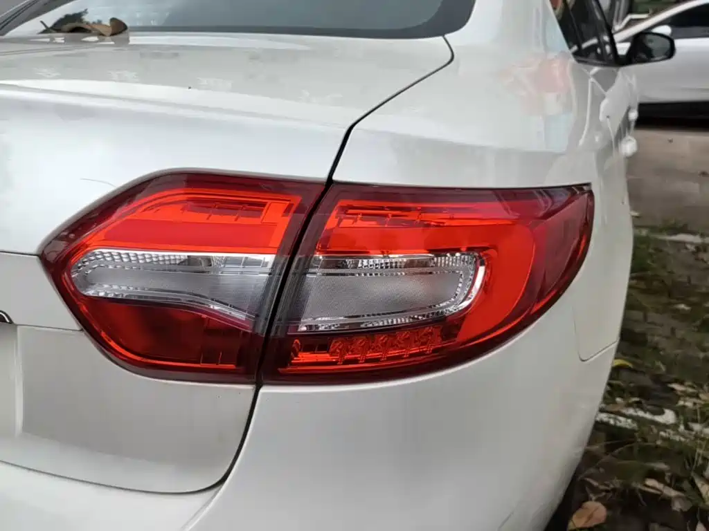 Renault Fluence 2015 2015 2.0L Standard Edition