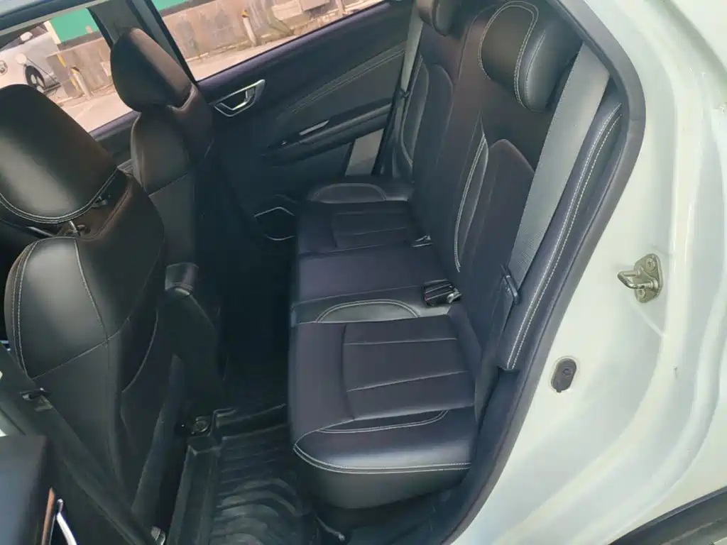 Фото 17 - Geely Vision X3