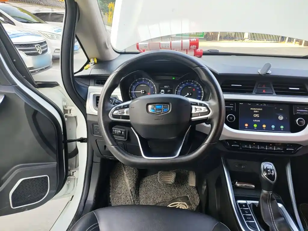 Фото 11 - Geely Vision X3