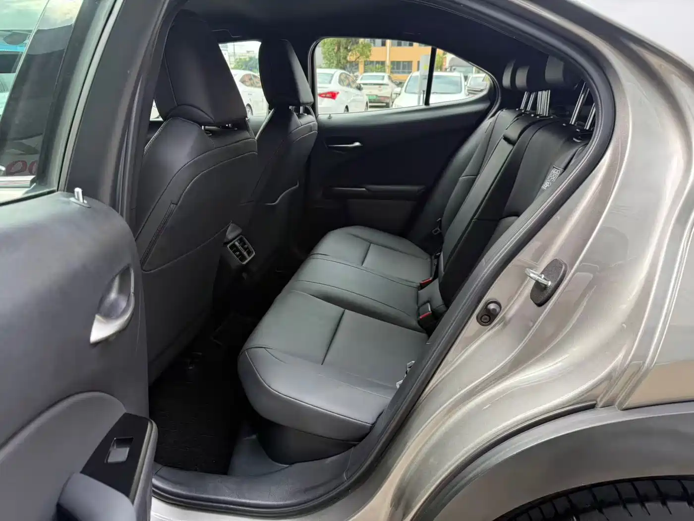 Lexus UX 2022 260h Cool Edition фото 5